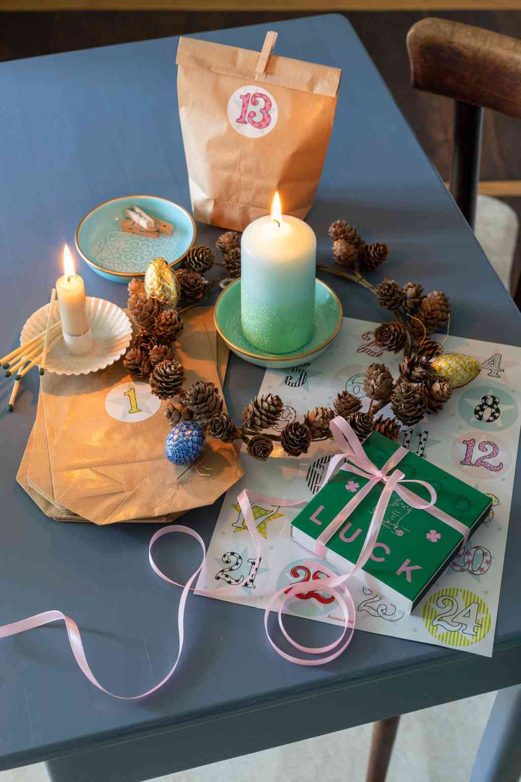 Stimmungsfoto im Advent mit Streichhölzer XL GOOD LUCK Maxi-Statement-Zündhölzer Zündkopf grün + pink, erhältlich bei www.luiseundfritz.de