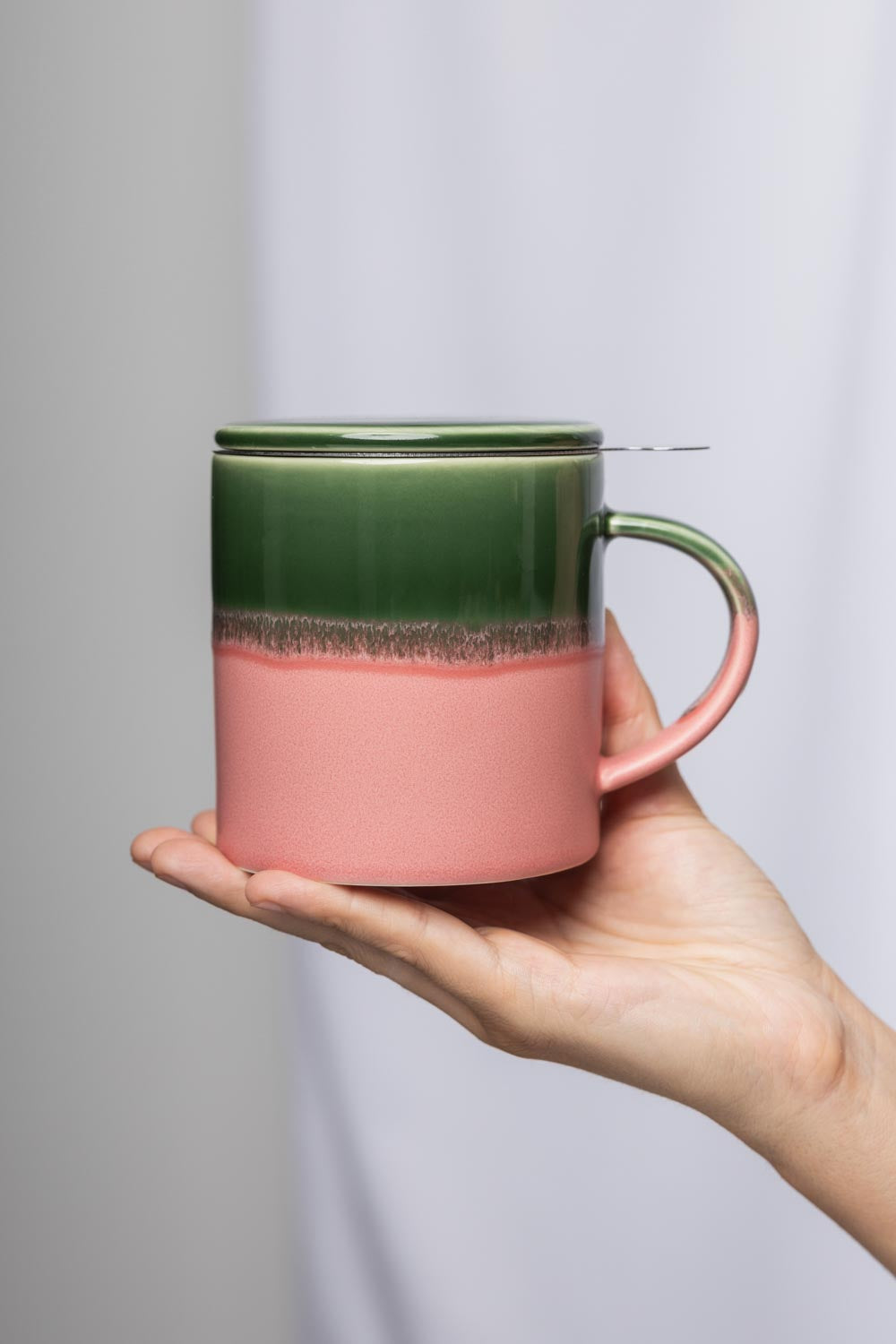 Stimmungsfoto mit Hand von: TASSE mit DECKEL und TEESIEB rosa grün INDUSTRIAL ca. 410 ml erhältlich bei www.luiseundfritz.de