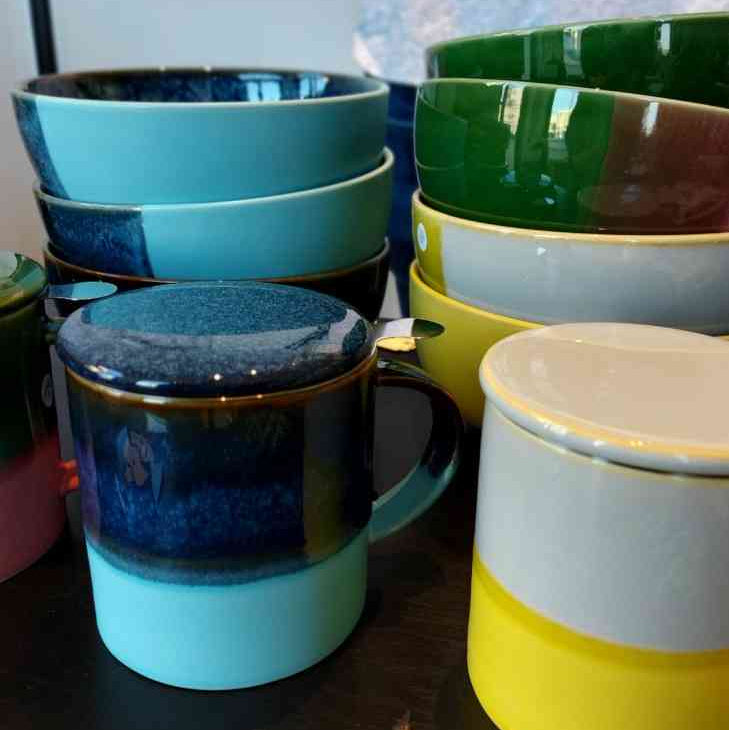 Teetassen mit Deckel und Teesieb und passende Bowl, hochwertige Steingut-Keramik, verschiedene Farben, erhältlich bei www.luiseundfritz.de