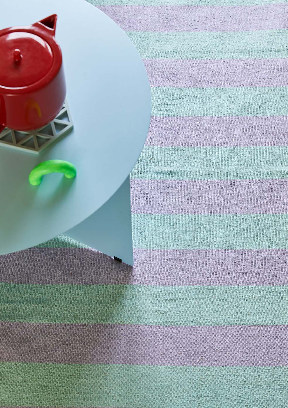 Teppich Siesta in lila mint: Diese Blockstreifen verbreiten einfach gute Laune und sind zurecht total angesagt. Dieser kleine Teppich wurde in Handarbeit nachhaltig produziert. erhältlich bei www.luiseundfritz.de