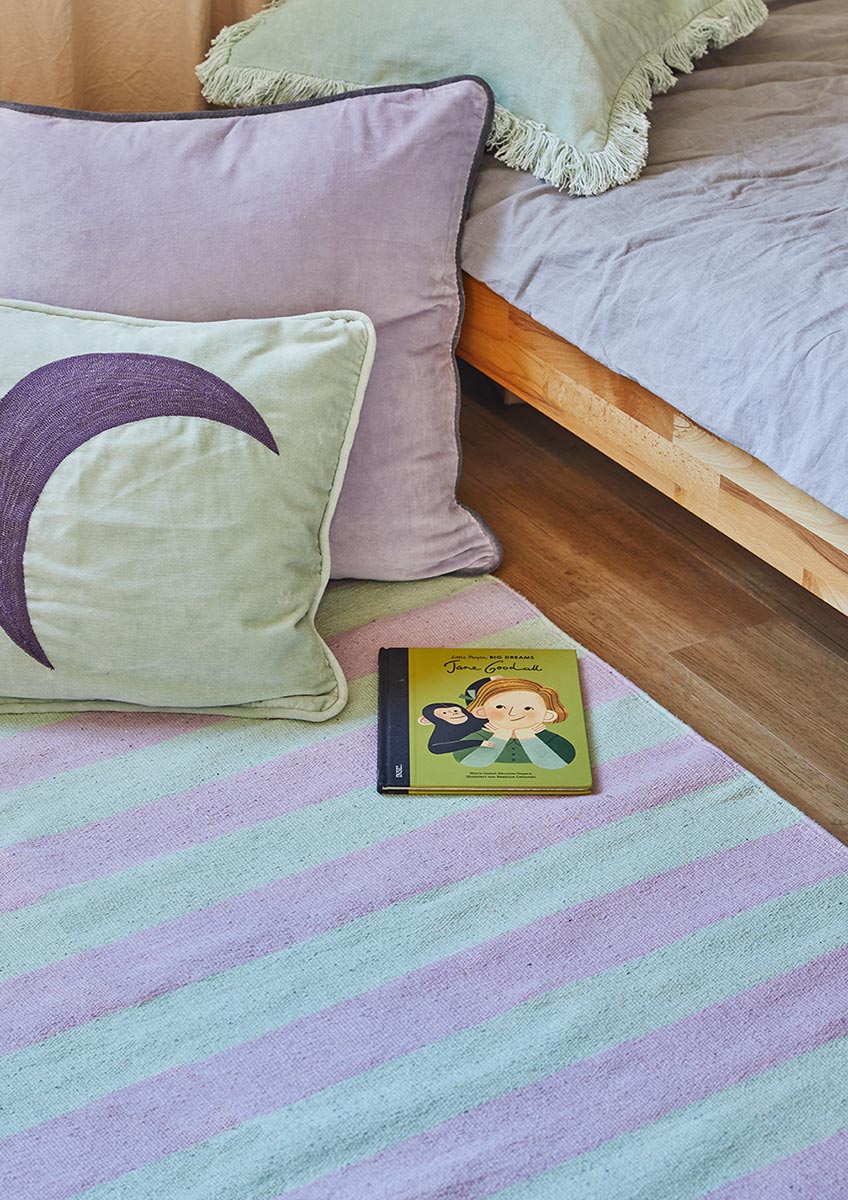 Teppich Siesta in lila mint: Diese Blockstreifen verbreiten einfach gute Laune und sind zurecht total angesagt. Dieser kleine Teppich wurde in Handarbeit nachhaltig produziert. erhältlich bei www.luiseundfritz.de