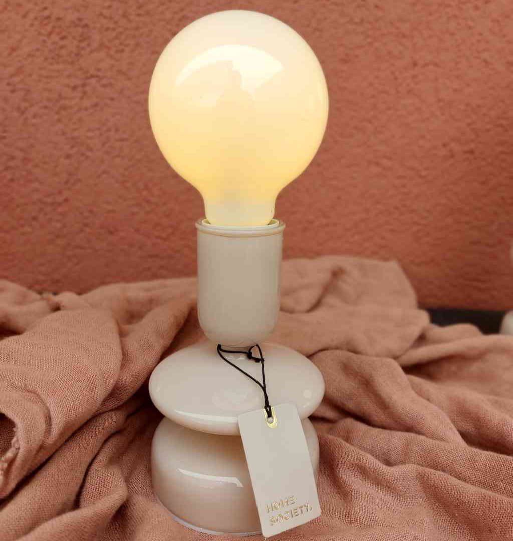 Diese Tischlampe zeigt sich in organischem Design und verleiht deinem Zuhause eine moderne Ästhetik. Ihre sanft geschwungene Form und das helle Sandbeige fügt sich harmonisch in jedes Interieur ein. erhältlich bei www.luiseundfritz.de
