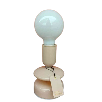 Diese Tischlampe zeigt sich in organischem Design und verleiht deinem Zuhause eine moderne Ästhetik. Ihre sanft geschwungene Form und das helle Sandbeige fügt sich harmonisch in jedes Interieur ein. bei www.luiseundfritz.de erhältlich