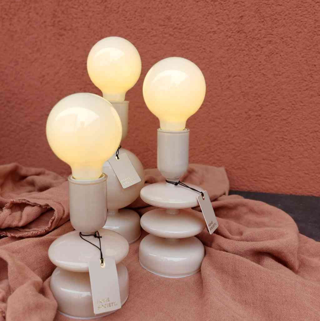Diese Tischlampen in organischem Design verleihen deinem Zuhause eine moderne Ästhetik. Ihre sanft geschwungene Form und das helle Sandbeige fügt sich harmonisch in jedes Interieur ein. erhältlich bei www.luiseundfritz.de