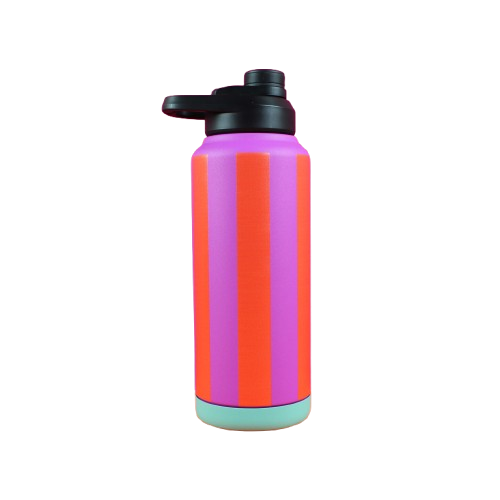 Trinkflasche mit Blockstreifen in rot lila. Diese Isolierflasche ist nicht nur ein Hingucker, sondern auch ein echtes Multitalent. 1000 ml Fassungsvermögen für pure Energie, auslaufsicher und bereit für alles – Schule, Gym oder Abenteuer im Großstadtdschungel. erhältlich bei www.luiseundfritz.de