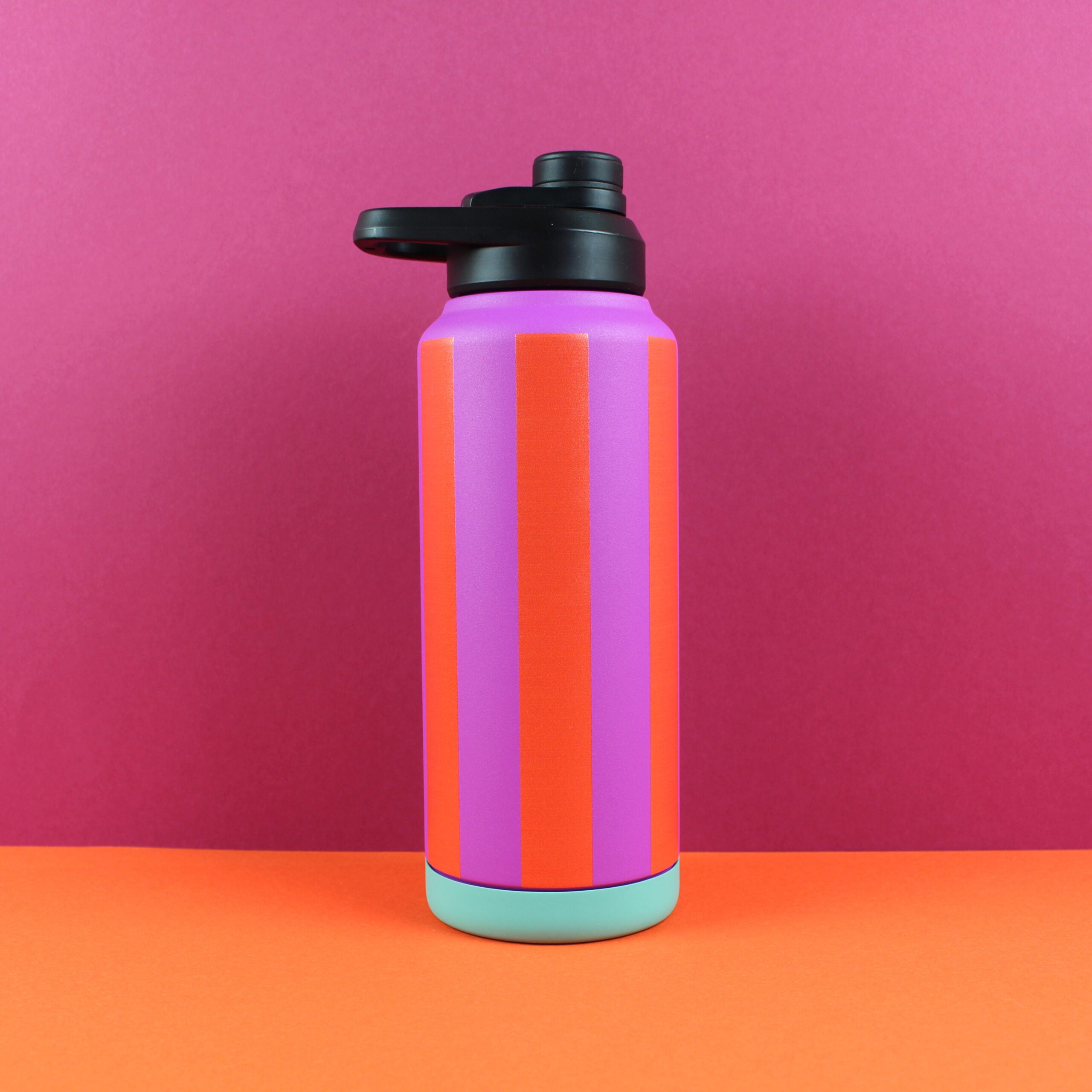 Trinkflasche mit Blockstreifen in rot lila. Diese Isolierflasche ist nicht nur ein Hingucker, sondern auch ein echtes Multitalent. 1000 ml Fassungsvermögen für pure Energie, auslaufsicher und bereit für alles – Schule, Gym oder Abenteuer im Großstadtdschungel. erhältlich bei www.luiseundfritz.de