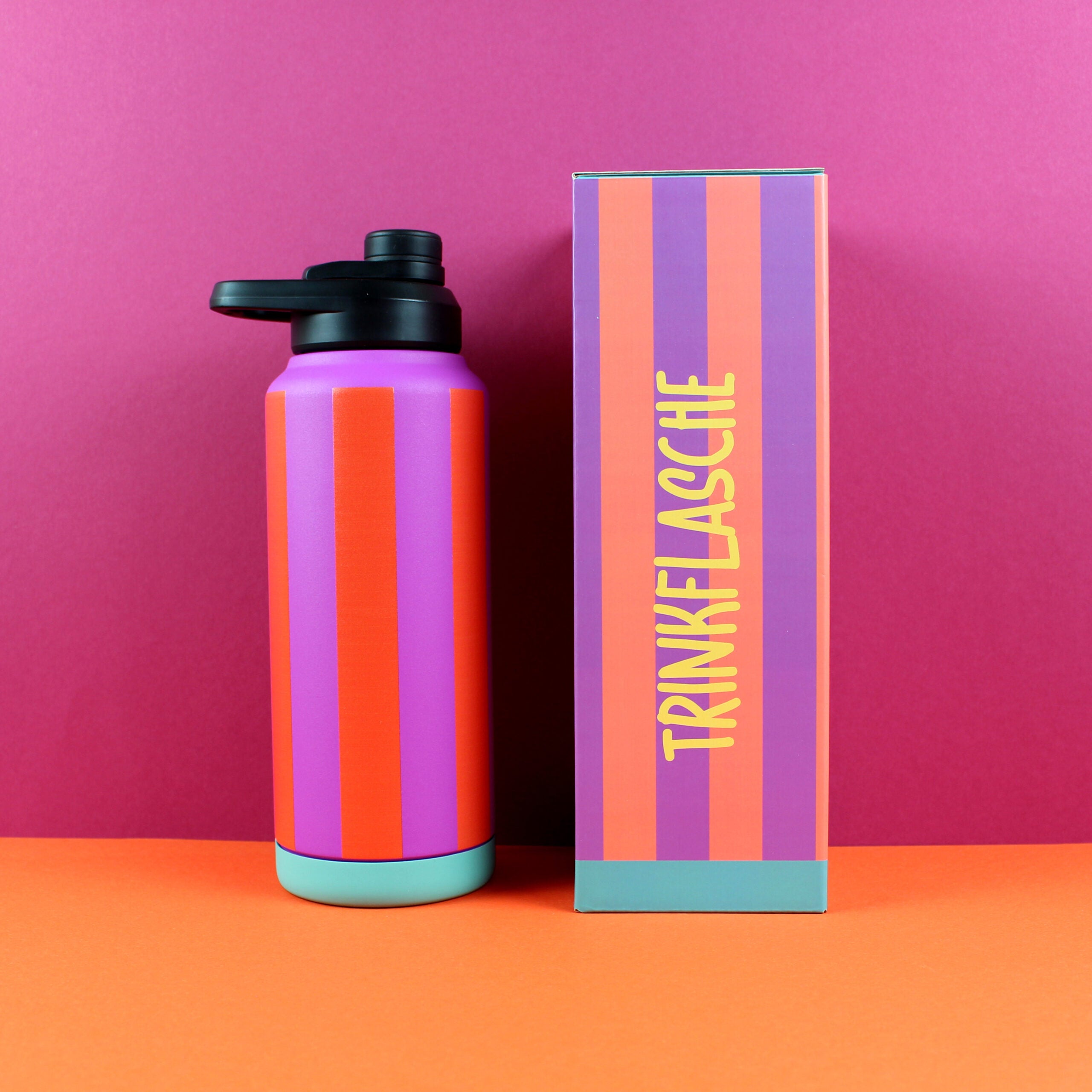 Trinkflasche mit Blockstreifen in rot lila. Diese Isolierflasche ist nicht nur ein Hingucker, sondern auch ein echtes Multitalent. 1000 ml Fassungsvermögen für pure Energie, auslaufsicher und bereit für alles – Schule, Gym oder Abenteuer im Großstadtdschungel. erhältlich bei www.luiseundfritz.de