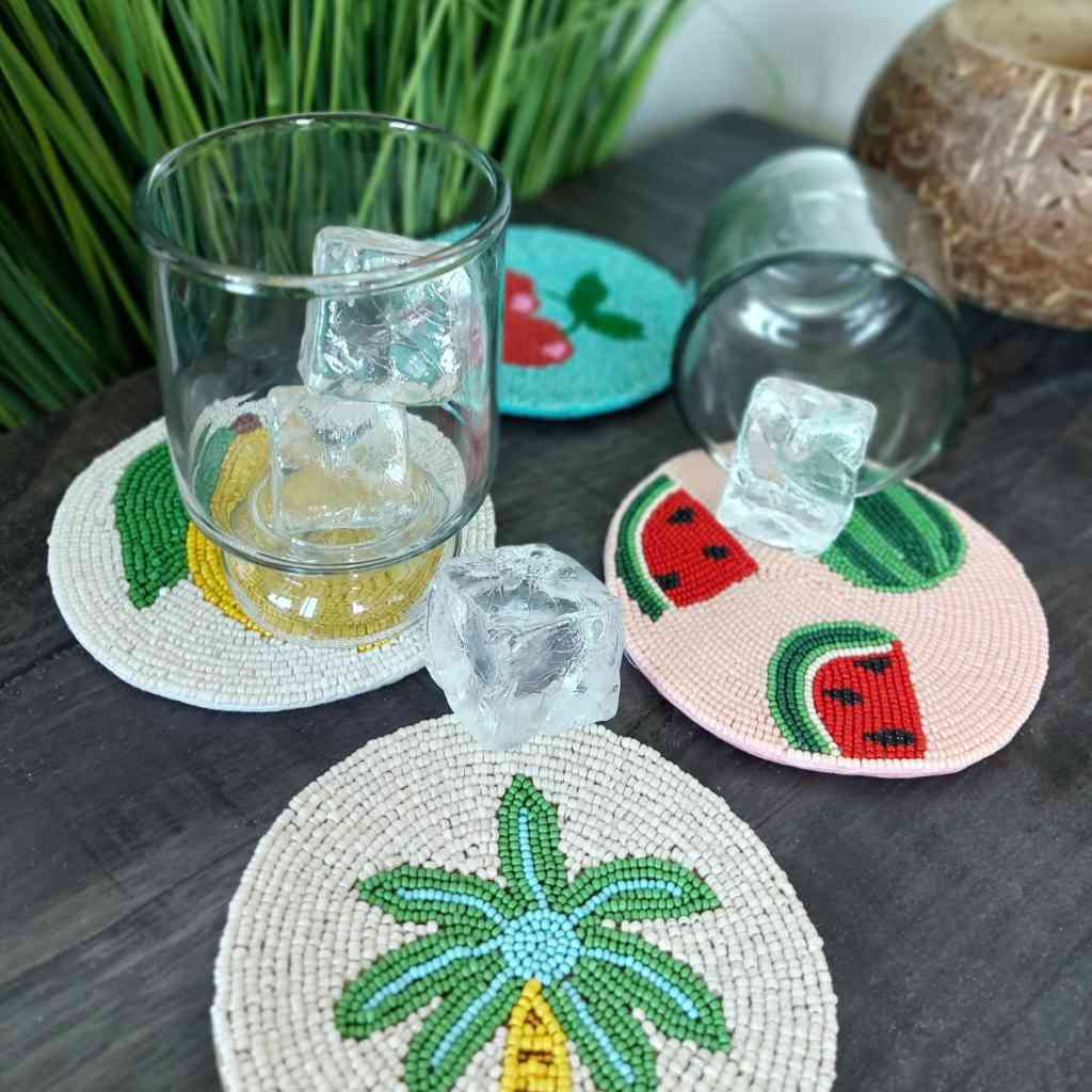 Untersetzer 4er Set rund ca. 10,5 cm SUMMER Glasperlen Motiv: Kirschen, Melonen, Zitrone, Palme. Handmade . Affari Trinkgläser und im Hintergrund Windlicht aus Kokosnussschale, alles erhältlich bei www.luiseundfritz.de