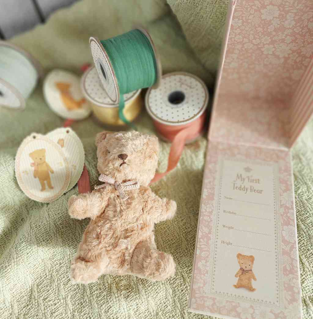 maileg my first teddy geburtsgeschenk für maedchen in rosafarbener box, erhältlich bei www.luiseundfritz.de im Hintergrund sind passende maileg geschenkbänder abgebildet, diese ebenfalls erhältlich