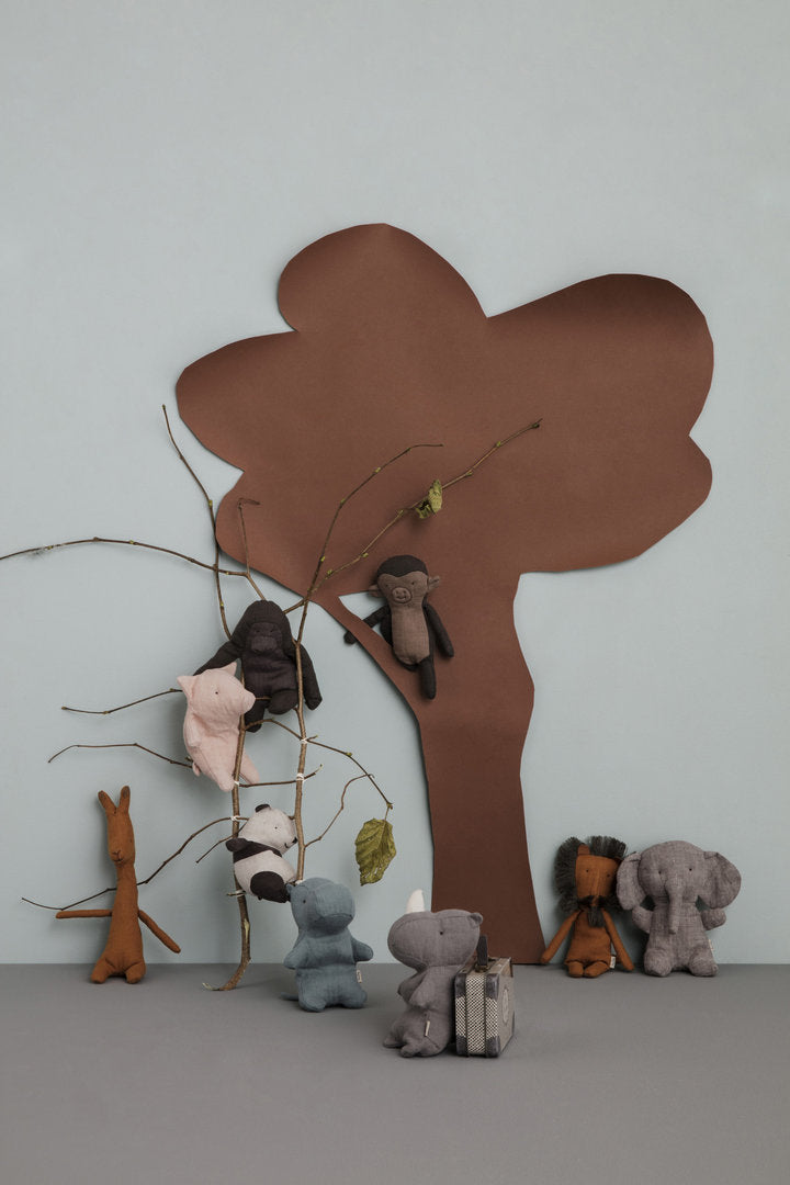 Maileg AFFE Monkey NOAH's FRIENDS Stofftier Dschungel Zoo cm Leinen dieses Produkt findest du hier im Shop bei Luise und Fritz - Abb: Maileg-noahs-friends-panda-loewe-rhino-luiseundfritz.de-affe