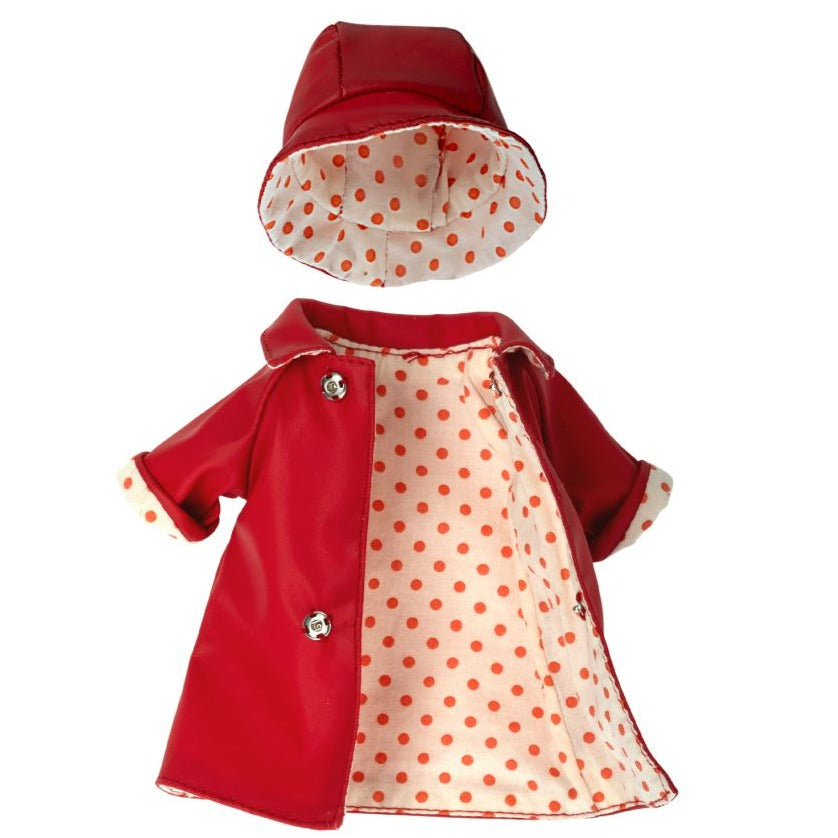 Maileg Regenmantel mit Hut RAINWEAR Teddykleidung für Teddy Mama WENIGEN TAGEN BEI UNS dieses Produkt findest du hier im Shop bei Luise und Fritz - Abb: Maileg-regenkleidung-teddymama-puppenkleidung-16-2821-00-luiseundfritz.de