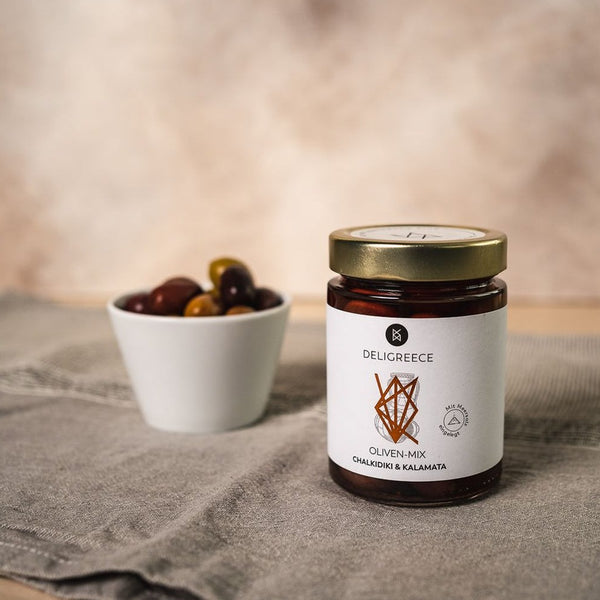 Olivenmix Meersalzlake KALAMATA CHALKIDIKI Abtropfgewicht DELIGREECE dieses Produkt findest du hier im Shop bei Luise und Fritz - Abb: OlivenMix-deligreece-griechisch-luiseundfritz.de