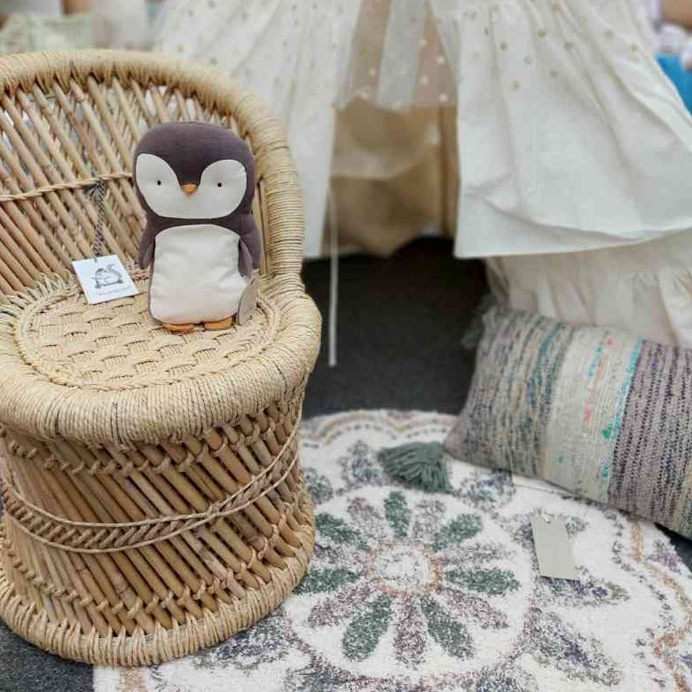 kindersessel von bloomingville mit maileg pinguin und bloomingville teppich rund und kissen vor boho-tipi, alles erhältlich bei luiseundfritz.de