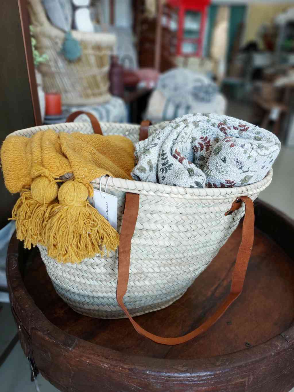 strohtasche mit langen lederhenkeln zum schultern, erhältlich bei luiseundfritz.de