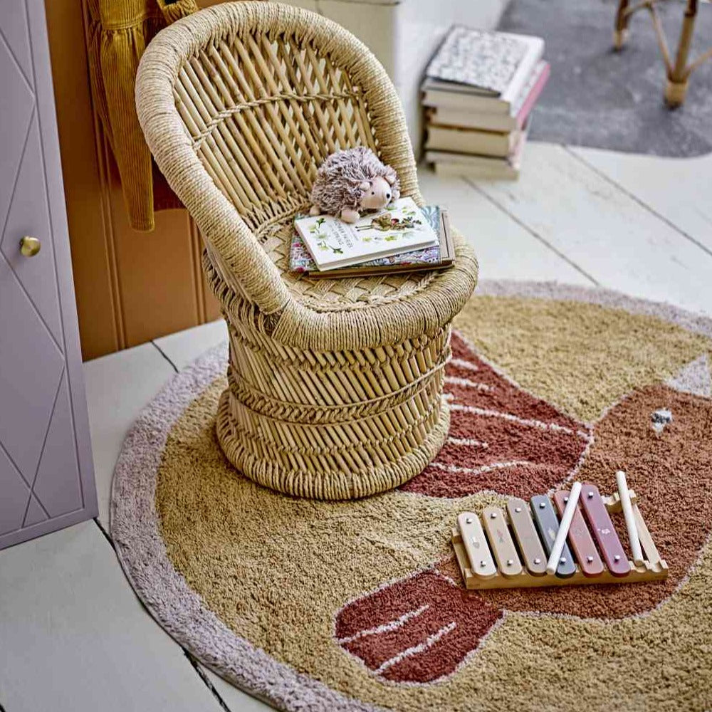 stimmungsfoto mit kinderkorbsessel und bloomingville teppich rund aus 100% Baumwolle, 90 cm durchmesser mit vogelmotiv, thema bohokids, erhältlich bei luiseundfritz.de