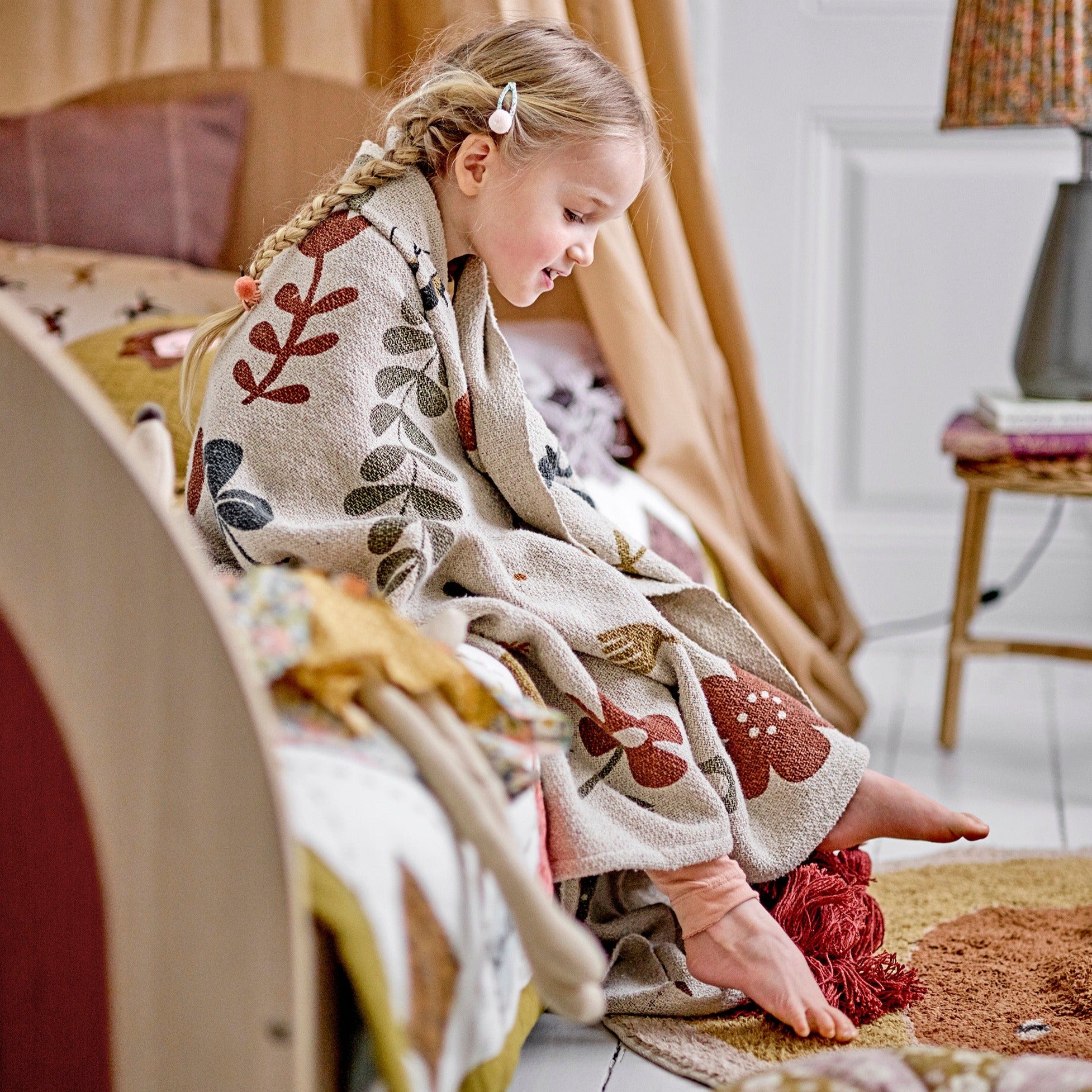 stimmungsfoto mit plaid dorell und bloomingville teppich rund aus 100% Baumwolle, 90 cm durchmesser mit vogelmotiv, thema bohokids, erhältlich bei luiseundfritz.de