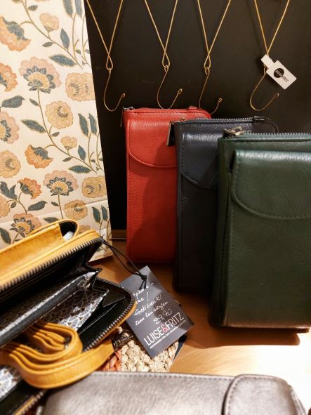 auswahl: handytasche oder smartphonetasche mit integriertem geldbeutel bei luiseundfritz.de