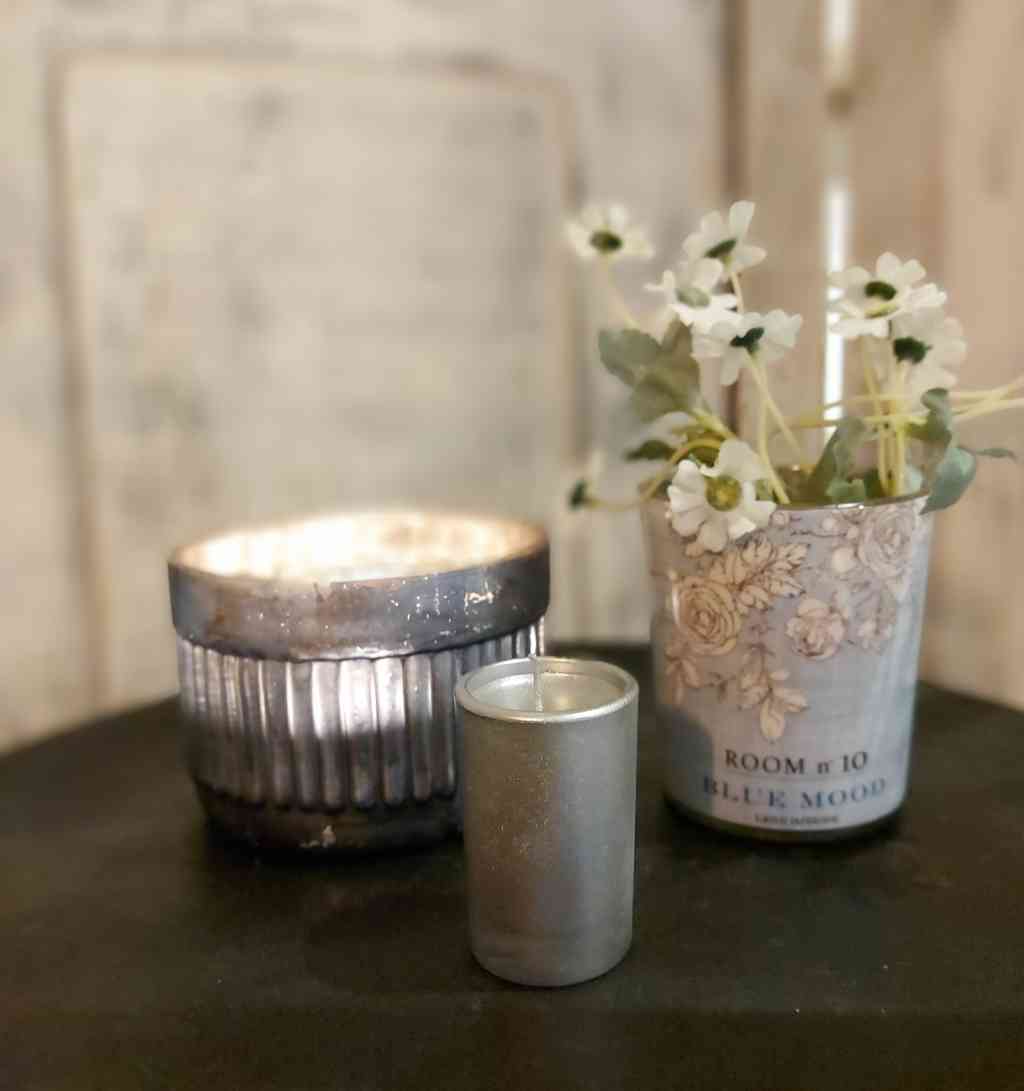 lene bjerre windlicht mit blumen und affari windlicht bauernsilber mit silberner votive-kerze, alles erhältlich bei luiseundfritz.de