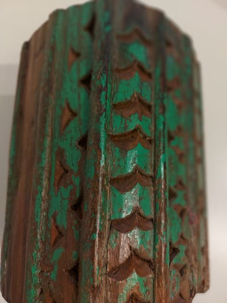 Kerzenhalter mit Schnitzerei aus alten Holzelementen UNIKAT massiv dieses Produkt findest du hier im Shop bei Luise und Fritz - Abb: kerzenhalter-alt-antik-schnitzerei-luiseundfritz-seite