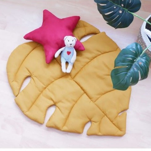 Krabbeldecke Spielteppich MONSTERA mustard-cognac cm senfgelb dieses Produkt findest du hier im Shop bei Luise und Fritz - Abb: krabbeldecke-spielmatte-monstera-blatt-luiseundfritz.de