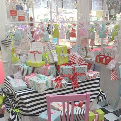 stimmungsfoto mit geschenkbändern am messestand von krima & isa, Verpackungen und Bänder erhältlich bei www.luiseundfritz.de