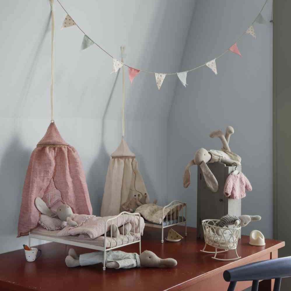 Stimmungsfoto mit maileg puppenbetten und betthimmel, wiege, hasen und puppenschrank, alles erhältlich bei luiseundfritz.de