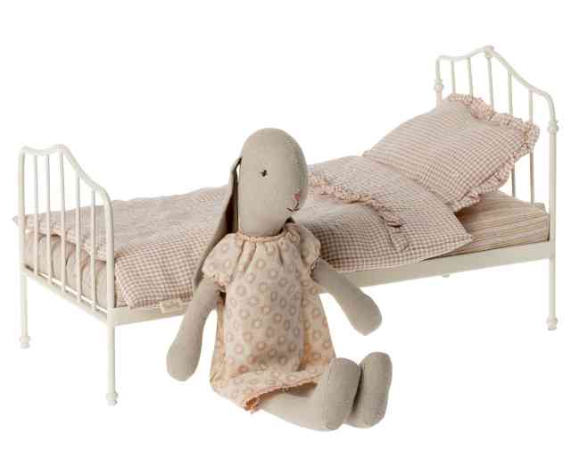 abbildung zeigt puppenbett von maileg mit maileghase bei luiseundfritz.de