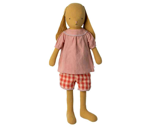 Maileg Hase Größe 5 BUNNY Clara | Stofftier 57 cm in Bluse und Shorts, erhältlich bei www.luiseundfritz.de