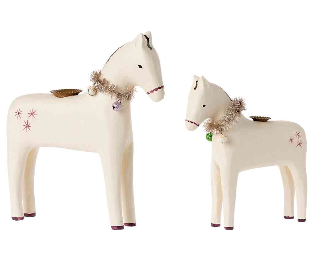 Foto mit 2x maileg kerzenhalter Holzpferden, nordischer stil, erhältlich bei www.luiseundfritz.de