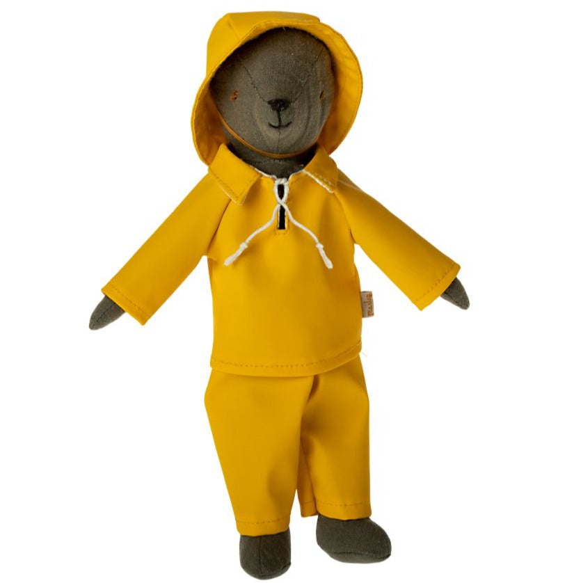 Maileg Regenbekleidung-Set RAINWEAR Teddykleidung für Teddy Dad WENIGEN TAGEN BEI UNS dieses Produkt findest du hier im Shop bei Luise und Fritz - Abb: maileg-regenkleidung-teddy-dad-puppenkledung-16-2820-00-1