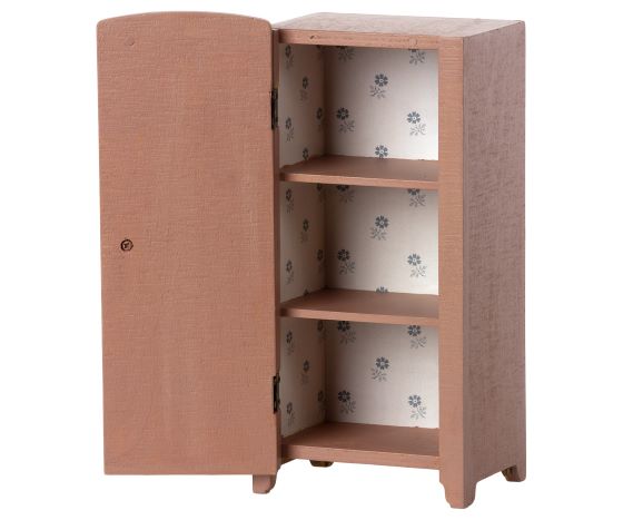 Maileg Schrank Miniature Puppenschrank cm rosa Wäsche- oder Küchenschrank mit Regalen dieses Produkt findest du hier im Shop bei Luise und Fritz - Abb: maileg-schrank-rosa-waescheschrank-luiseundfritz.de-11-1009-02