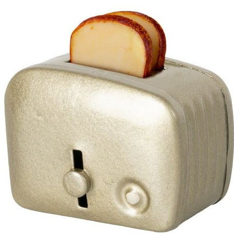 maileg toaster in silberfarben mit zwei scheiben brot erhaeltlich bei Luiseundfritz.de