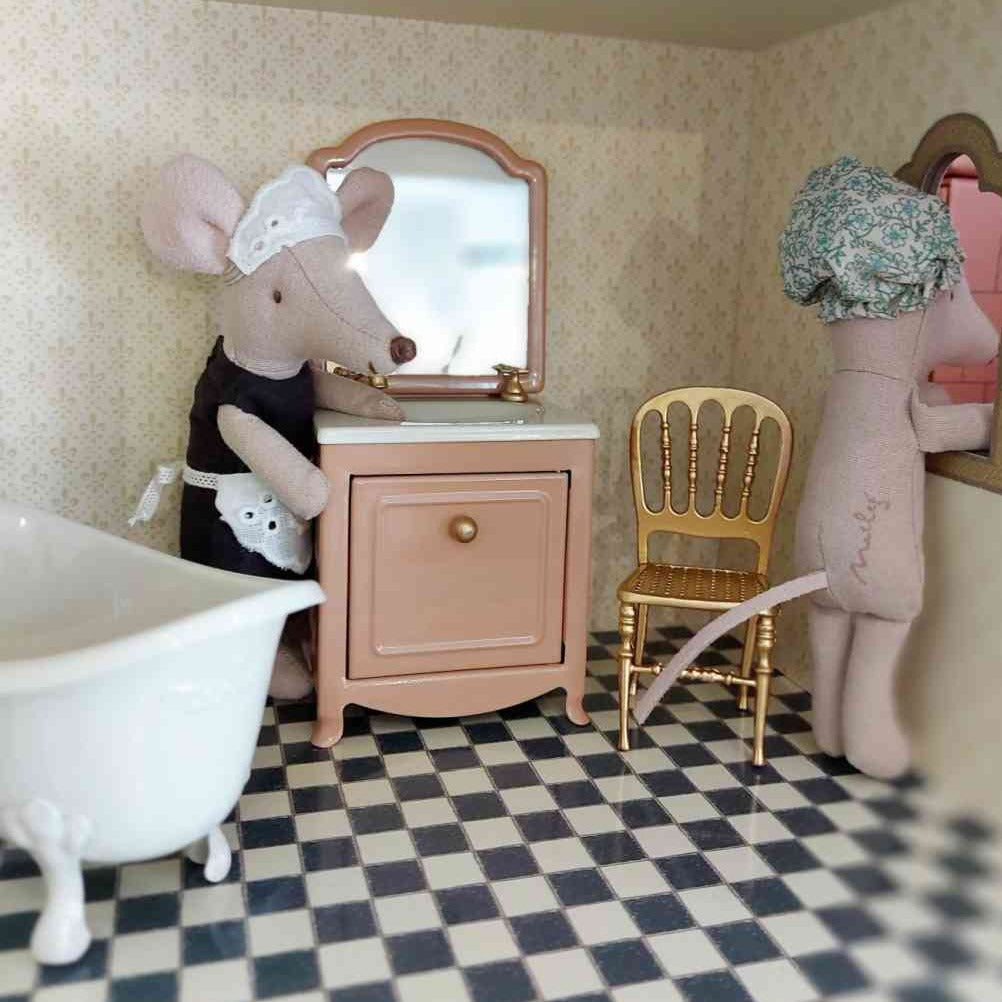 stimmungsbild mit mailegmäusen im schloss, badezimmer mit waschtisch in rosa, goldenem Stuhl und Badewanne - bei luiseundfritz.de