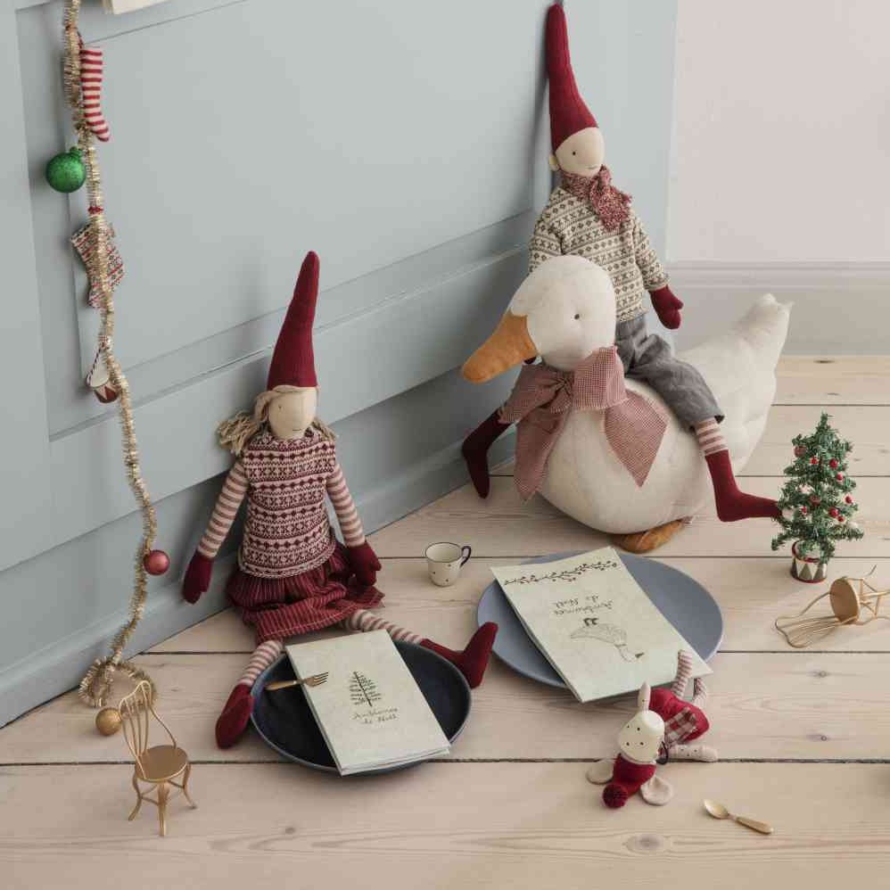 maileg stimmungsfoto mit weihnachtsgirlande, wichtel medium, stoffgans und wintermaus, alles erhältlich bei luiseundfritz.de