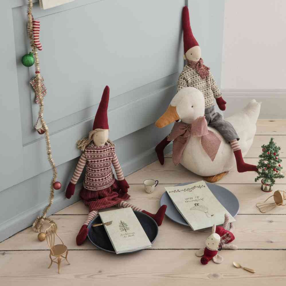 maileg stimmungsfoto mit weihnachtsgirlande, wichtel medium, stoffente und wintermaus, alles erhältlich bei luiseundfritz.de