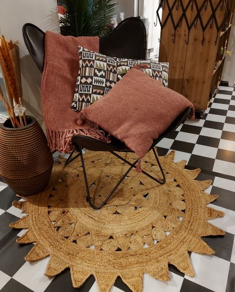 Madam Stoltz Teppich rund Jute natur SUN cm Boho Look Handmade Matte dieses Produkt findest du hier im Shop bei Luise und Fritz - Abb: plaid-samsara-juteteppich-madam-stoltz-kissen-liv-luiseundfritz.de_1c2accc5-1eb0-4afa-baf5-a6f0940a7c40